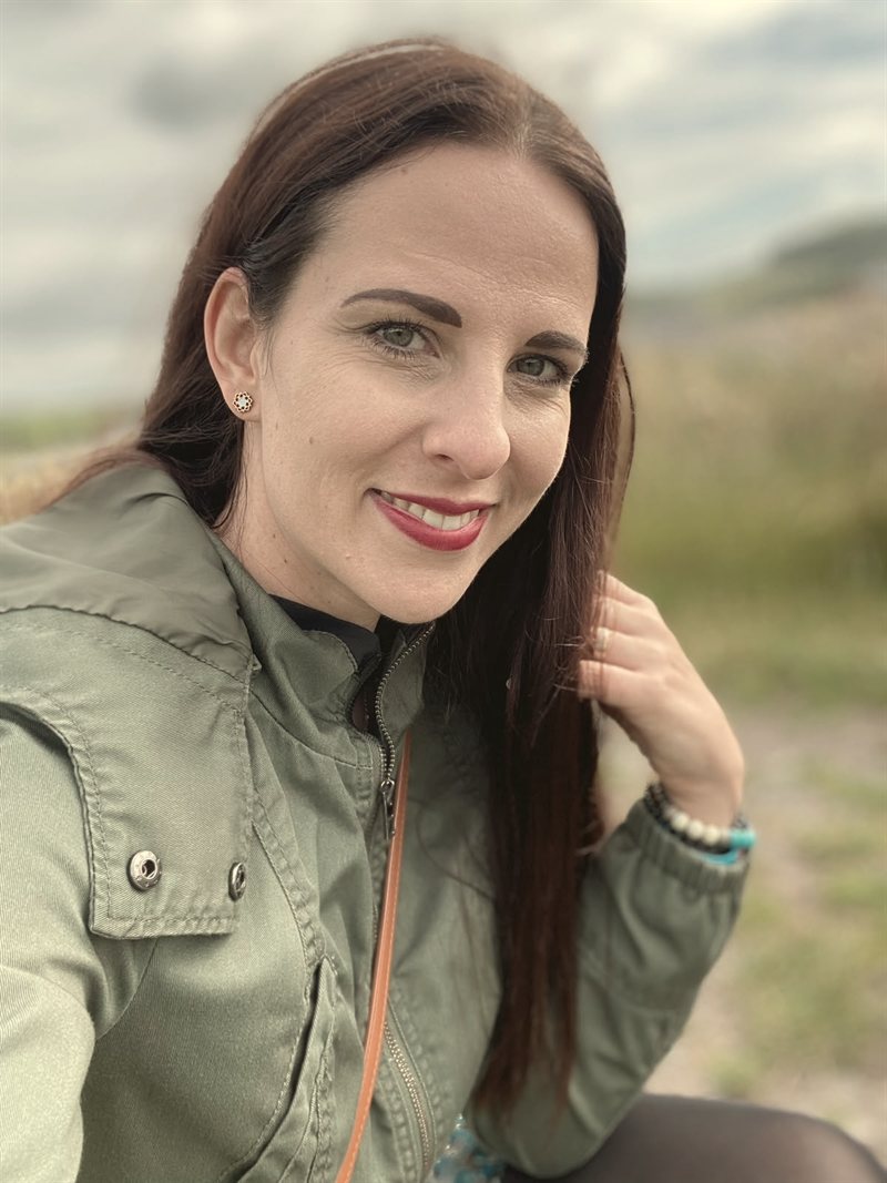 Tina Kauert in der Natur vor Feldern und Himmel