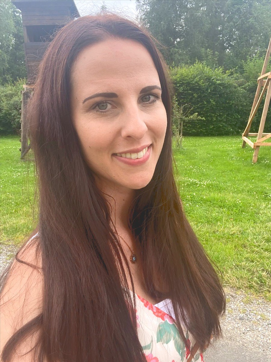 Tina Kauert lächelt im Grünen – Mentorin für Business und Energiecode