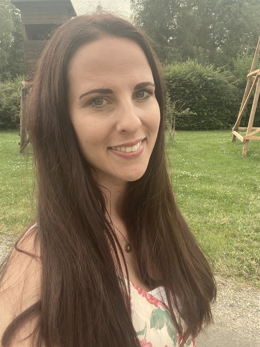 Tina Kauert lächelt im Grünen – Mentorin für Business und Energiecode